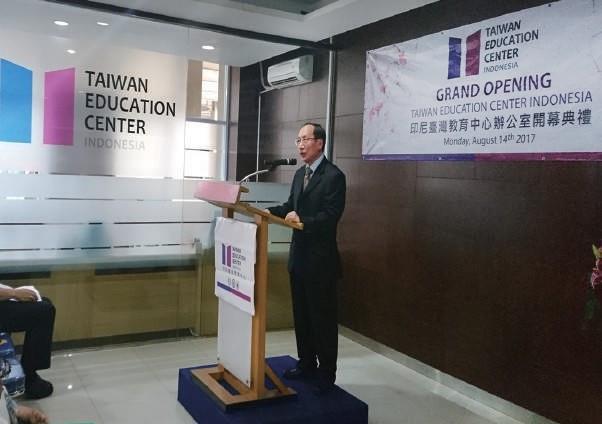 Taiwan EVA Airlines in Indonesia, and Chairman Ernie Kartolo of the Tunghai University Alumni Association Indonesia.