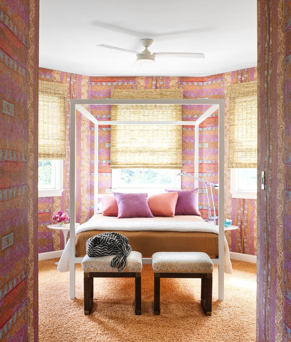 To soften the edges of an octagonal bedroom, Hranowsky chose a bold Élitis wall paper.
