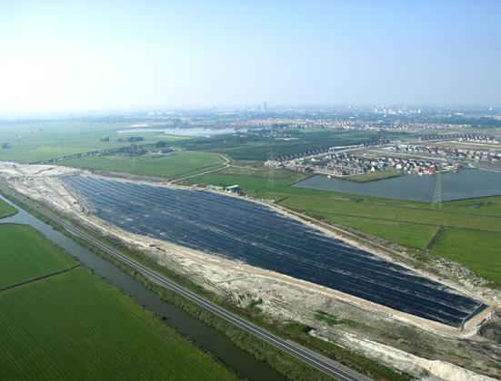 Knulst Dutch Directorate for public Works and Water Management, The Netherlands Figure 1 - Submerged geomembrane with natural slopes with wide excavation dimensions 1.
