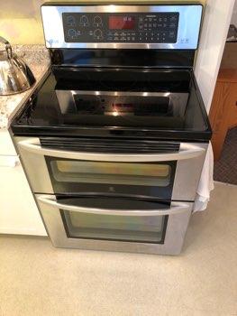 Stove/Oven Stove/oven were in operable condition overall.