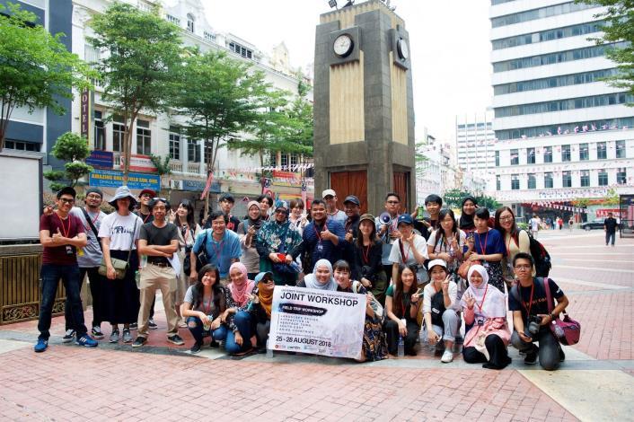 Workshop participants had the opportunity to visit Putrajaya to view the urban development of a planned city, the blend of modern architecture with Islamic arts and