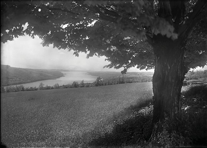View across the south end of Skaneateles Lake toward Niles in 1928, by O.D. Von Englund (source: http://freepages.genealogy. rootsweb.ancestry.com/~springport/pictures.