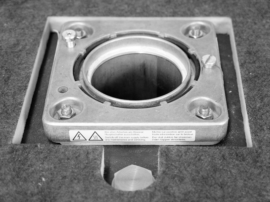 ASSEMBLY Assembly aid: To simplify installation, the sealing on the burner flange