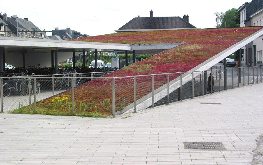 Such green roofs can enhance the appearance of the building and provide additional outdoor facilities for building users or enable use for both pedestrian and vehicle traffic.