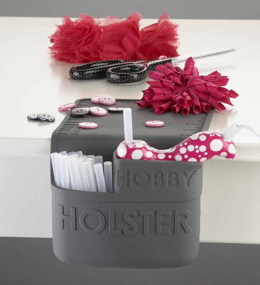 Two roomy pockets provide storage for both tools and supplies and enable the user to keep extra glue easy at hand.