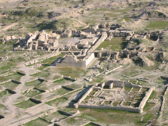 BISHÂPOUR A CITY IN THE HEART OF HISTORY The ruins of the historical city of Bishapur are found on the slope of Koohmareh heights, 23 Kilometers west of the city of Kazeroon Bishapur was built on the