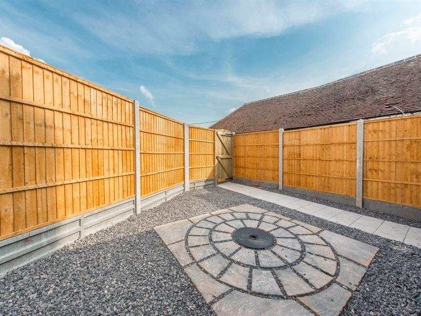 Courtyard Garden Features Fencing/Gates Rear Gardens 1.8m high close boarded dividing fences for privacy.