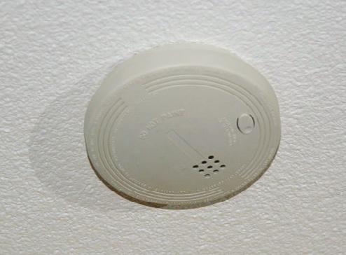 You have to call the emergency number yourself. Δ Test the smoke alarm once a month by pressing the test button.