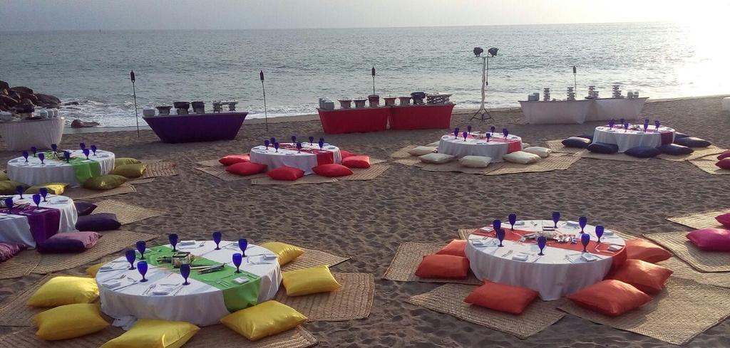 BEACH PARTY Mix set up, cushions and low tables Colorful