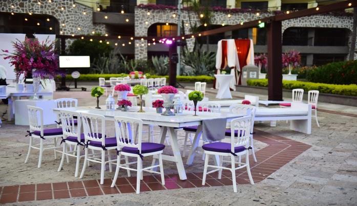 CHIC COCKTAIL Small Center piece for tables White wooden tables and white lounges Colorful details on the lounges, White Versalles chair, colorful