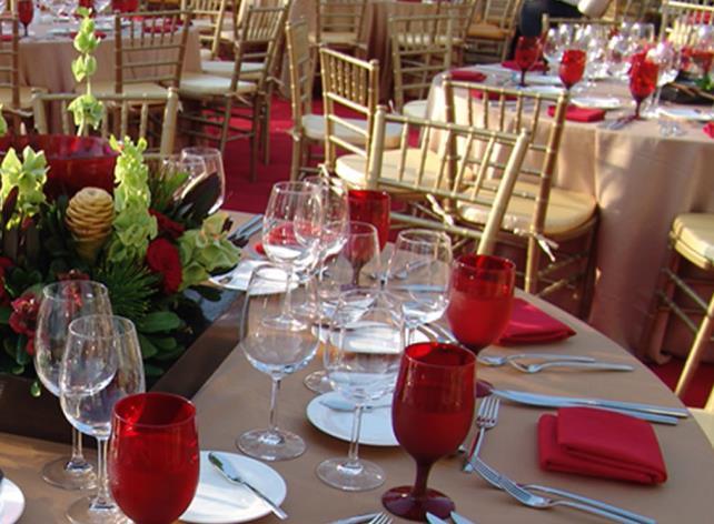 GOLDEN YEARS Red Centerpiece Golden tablecloth Red napkin Red wine