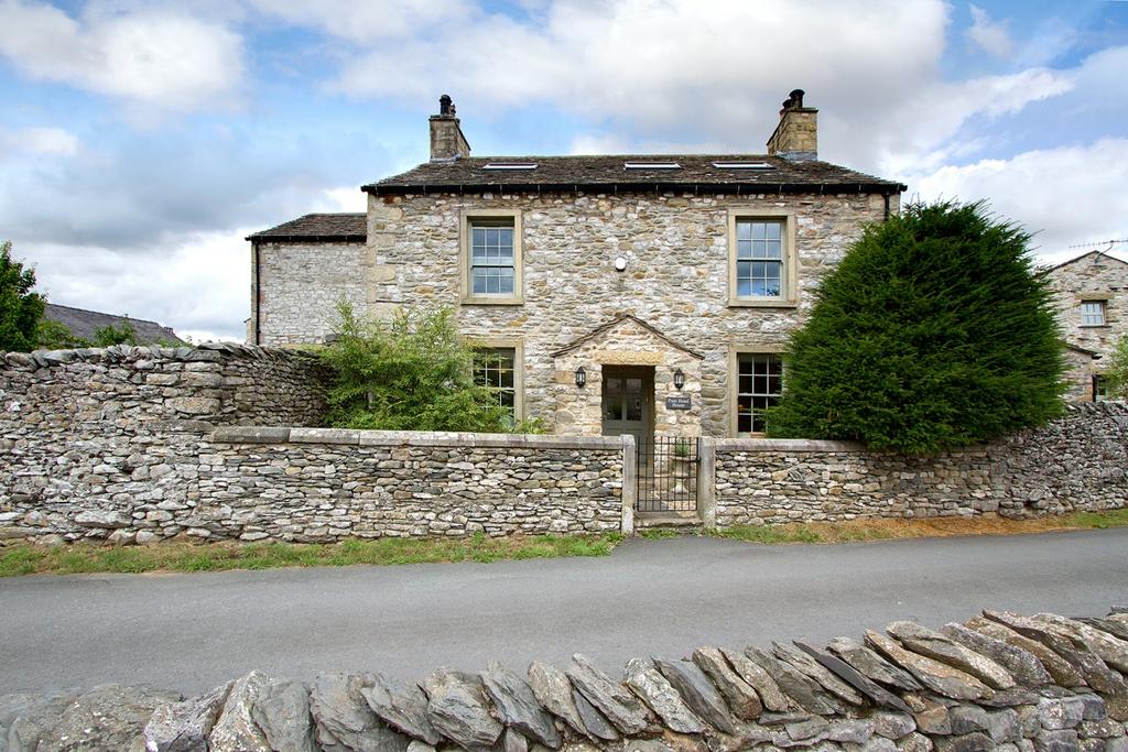 PANT HEAD HOUSE 575,000 Austwick, The Yorkshire Dales, LA2 8BH An attractive and well presented family house in this popular Dales village.