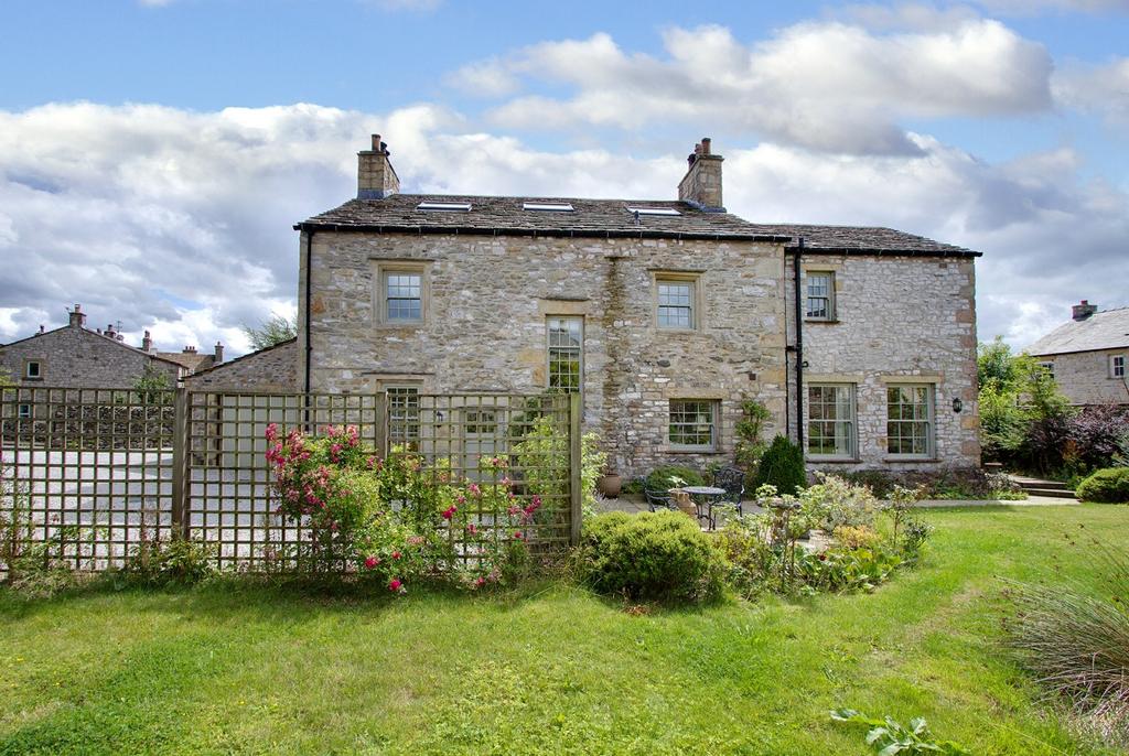 Welcome to PANT HEAD HOUSE 575,000 Austwick, The Yorkshire Dales, LA2 8BH There's no doubt about it, this is a great all round family house in a plot measuring 0.17 ac (0.