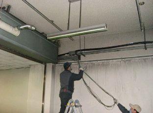 Level so that no cabling is required between the lights during