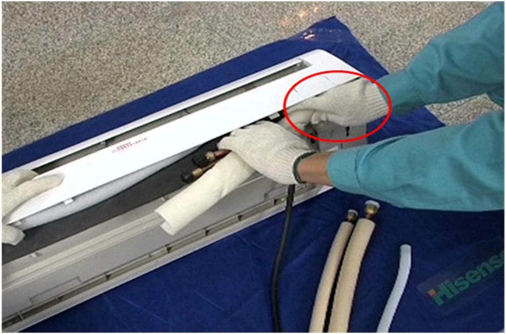 2.4 Bend the evaporator pipe: Note: When you bend the evaporator pipe, you should use your right hand hold the pipe tightly at bends, and then use the left hand bend the pipe slowly.