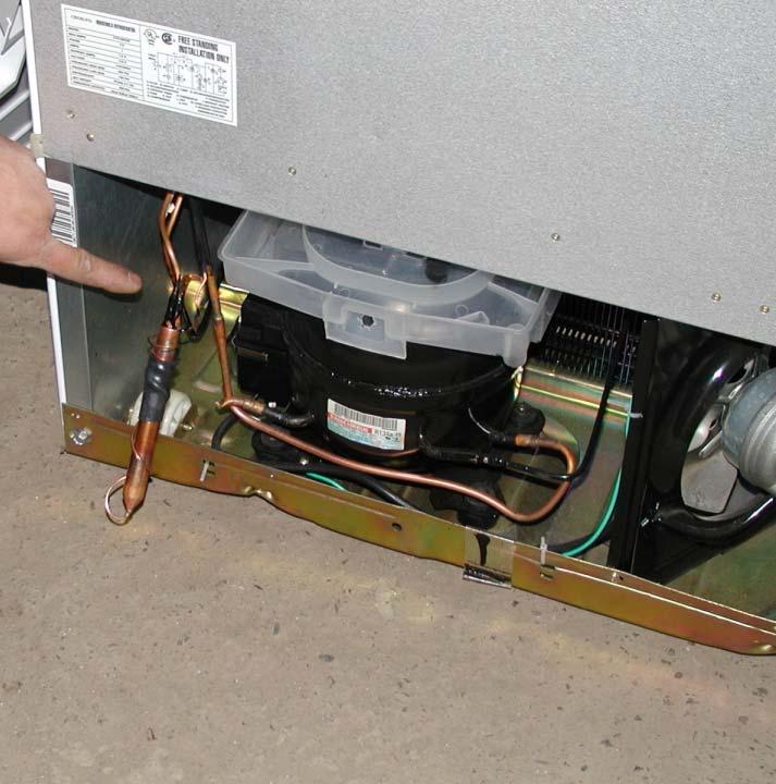 COMPRESSOR COMPARTMENT Close up LEAK DETECTION If a refrigerant leak is suspected, closely check these