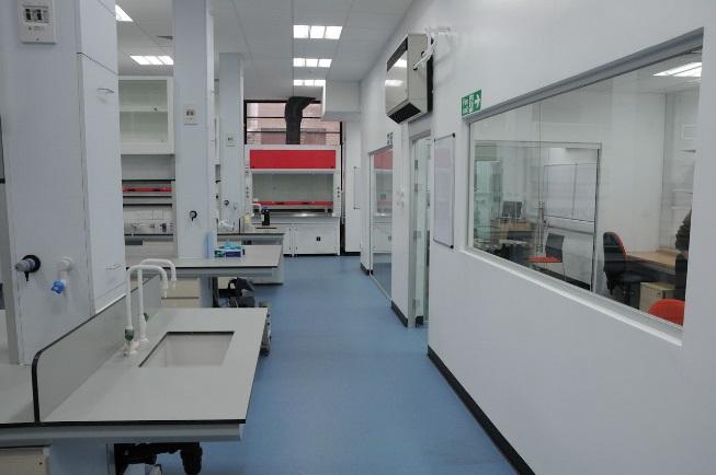 This lab was also fitted with N 2 gas and compressed air supplies. The other small side room was adapted to create a small soft lithography space and microscopy room.