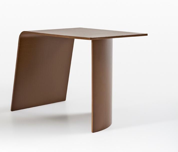 Bow coffee table Patricia Urquiola From a mark on a paper sheet and from the will to intersect two curved surfaces with different design comes this small jewel designed by Patricia Urquiola Low-table