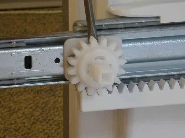 Freezer Door Replacement Replace the right gear into the clip. Insert the rail into the right side gear. (The gears need not be perpendicular to each other.