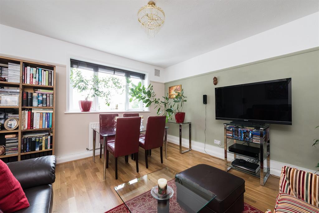 Clive Road Dulwich SE21 Offers in excess of 350,000 If you re seeking a property that offers the convenience of the East London line (Orange line), in a highly desirable location at an affordable