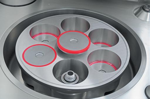 The product is sucked into a pre-vacuumed cylinder through two vacuum zones, following one after the other; as a result the mixing proportionality of the product remains uniform throughout.