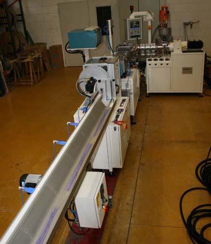 The following conveyor belt with stacking device transports the cut tubes to the stacking place towards the extrusion direction and those are blown into the receiver through air nozzles