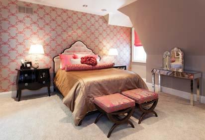 elements. RIGHT: Dazzling pink accents and dramatic wallpaper sprinkle this bedroom with Hollywood glamour.