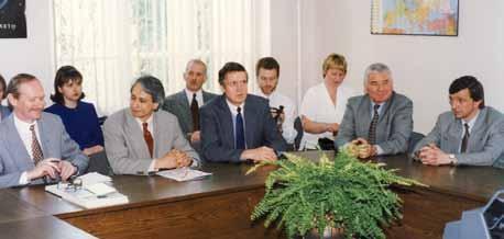 1998 m. Laboratorijos atidaryme Pirmoje eilėje (iš kairės): KTU prorektorius prof. A.