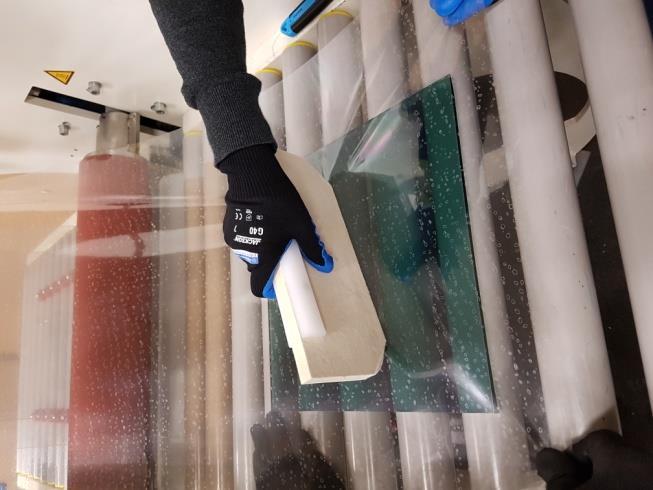 Using a squeegee, press the SAFE+ film against the Mirox, Lacobel or Matelac glass, working from the centre to the periphery to remove any bubbles.