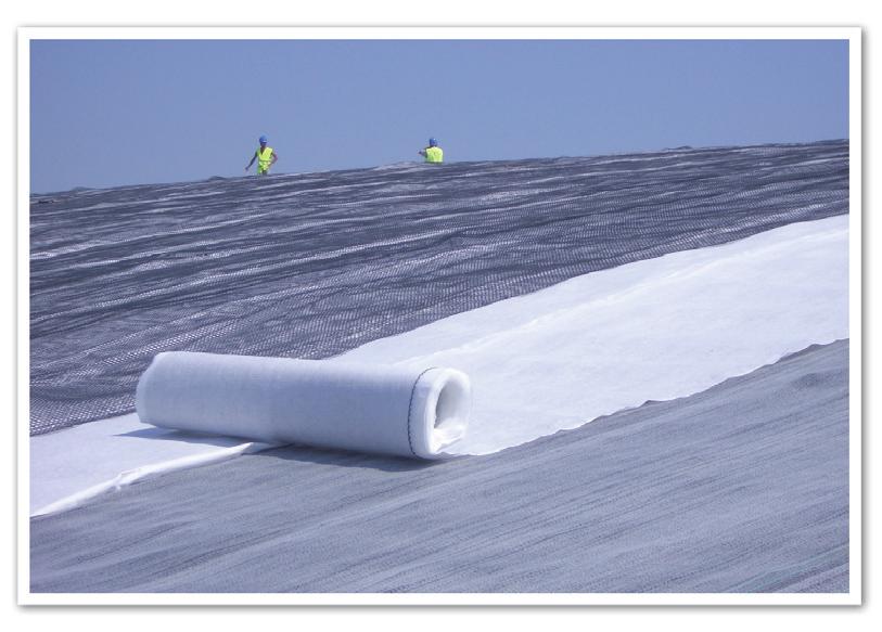The deployment of the rolls must be executed in the expected main flow direction (maximum slope direction) and in a continuous manner in order to avoid their movement due to the wind s action.