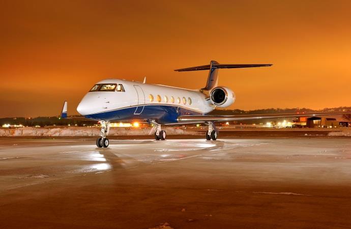 2008 Gulfstream G550 N4PG S/N 5214 OFFERED AT: $38,950,000 HISTORY: One Fortune 50 Owner Since New No Damage History Entry into Service: 3/5/2009 Operated per FAR Part 91 AVAILABLE: IMMEDIATELY
