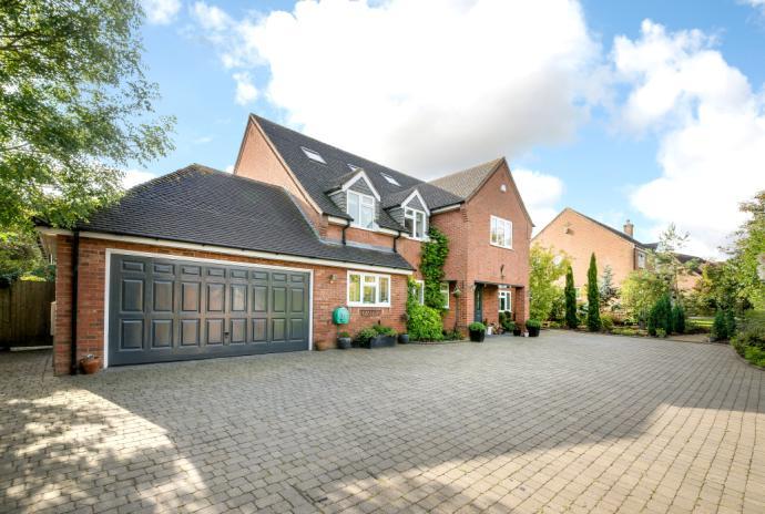 7 Drayton Park, Daventry, Northamptonshire, NN11 8TB Guide Price: 775,000 Located on the very desirable location of Drayton Park, is this six double bedroom detached