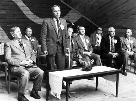 ATSIMENAME Jonas Velička (pirmas iš kairės) Utenos r. 1984 m. minint melioratorių dieną. Kalba Vincentas Normantas būsimasis melioracijos ministras Paskutinieji darbo metai.