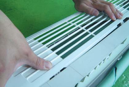 And press the right of the upper side of the Panel Grille with the fingers.