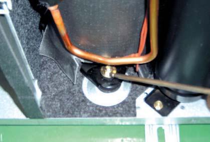 3) Loosen the fixing screw of the Heat Exchanger.