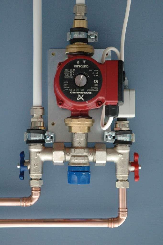 4. Pump/Control Valve Assembly return to boiler water temperature control flow from boiler ½" x 16mm coupling from UFH circuit pump to UFH circuit ½" x 16mm coupling The UFH System is designed