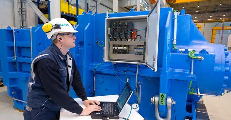 Diagnostic know-how from drive experts, combined with the Siemens SIPLUS CMS hardware, considerably expands the options beyond normal machine protection.