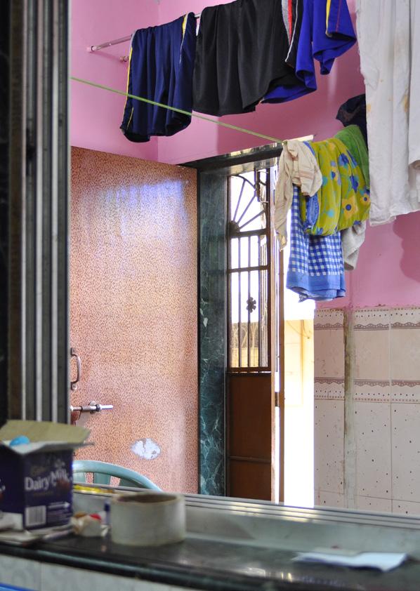 06 HOMEGROWN HOMES : MUMBAI When migrants move to the city, they rely on support from their urban family members, friends and acquaintances.