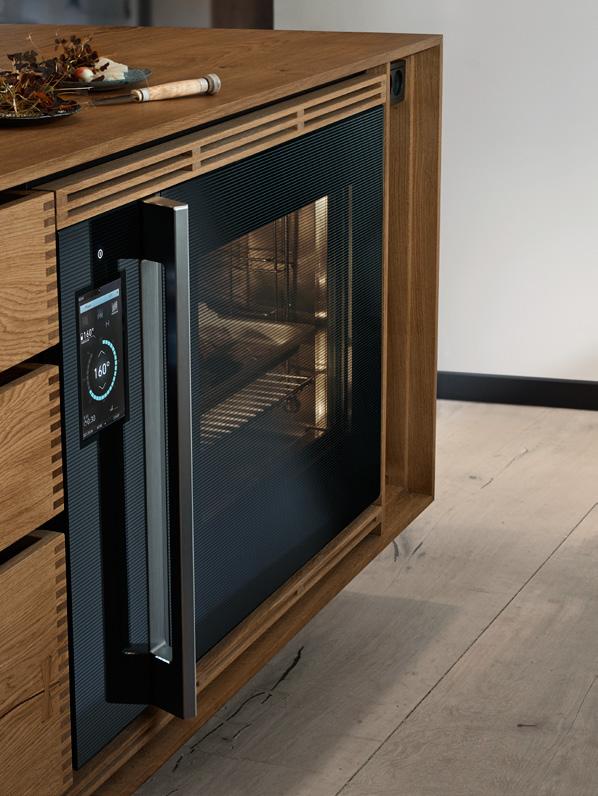 t h e s y s t e m 5 1 The combination oven The Combination Oven can rapidly cook large quantities of food using convection heat, steam heat, or any combination of the two.