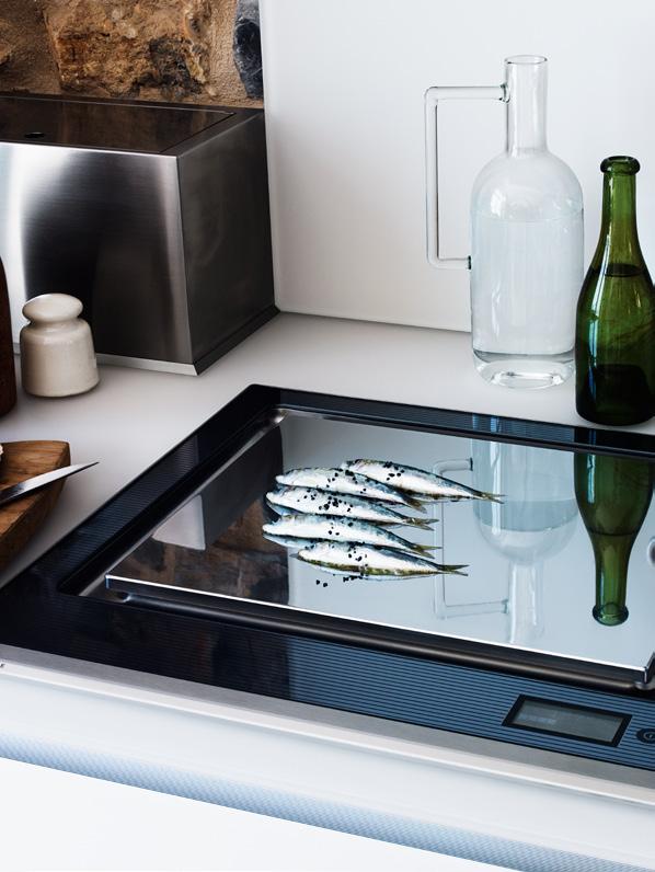 g r a n d c u i s i n e 6 0 The sear hob The large chrome -plated surface of the Sear Hob adds that pro restaurant touch of showmanship to the home kitchen and makes cooking steaks, burgers, scallops