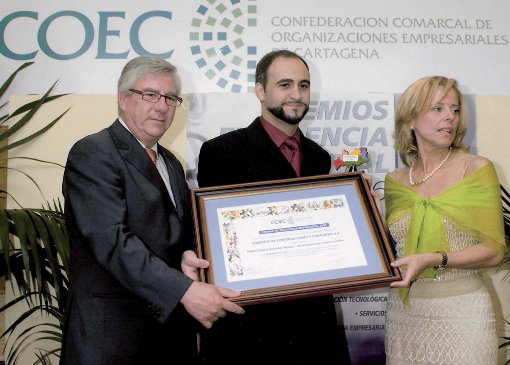 Pedro José Cifuentes Rosso, received the Social Commitment award on behalf of FCC; on his left, Cristina Rubia, the Secretary of Labour and Social Policy of the Murcia Autonomous Region; and on the