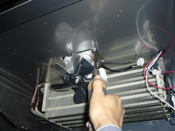 Connect the connectors of the evaporator defrost heater to the additional power source and read amp.