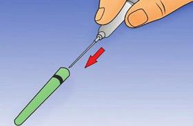 Per kraują plintančių infekcijų prevencijos darbo vietoje metodinės rekomendacijos draudžiama rankomis nuimti naudotas, užterštas krauju ir (ar) kūno skysčiais švirkštų adatas, jas ir kitus aštrius