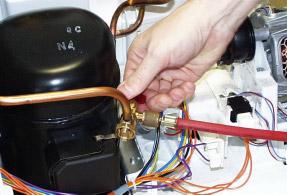 8. Compressor replacement Access to the heat pump circulation Unplug the power supply