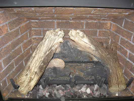 against the far right grate tine (see Figure 7). Log #4 (2166-704): Place Log #4 in the left log indentation on the burner top (see Figure 2).
