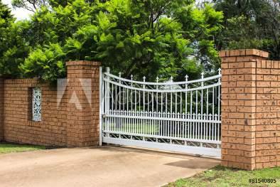 The main entrance to the estate will feature post and rail fencing to reflect traditional elements of the peri-urban area, however front fencing on residential lots is not encouraged.