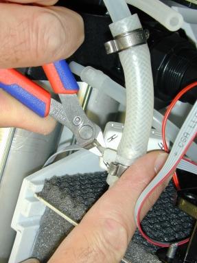 2.2.1 De-installing the functional unit 1. Remove the red connector of the solenoid wire from the control PCB. 2.