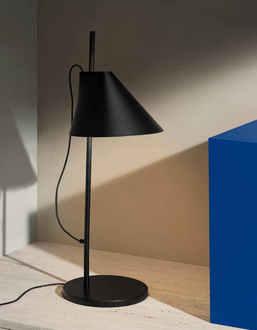 Yuh Table lamp in black.