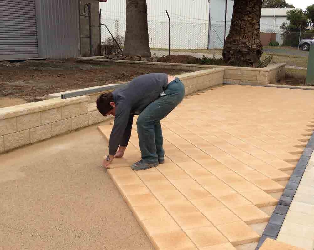 HOW TO PAVE STEP 5: Edge restraint Where the paving does not abut a solid structure, an edge is required to prevent the pavers spreading or opening up.