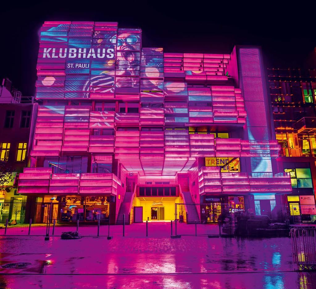 At night, the media façade transforms the building with it s architectural features, enhancing them in impressive shades of color or with dynamic scenes, adding a third dimension to the area